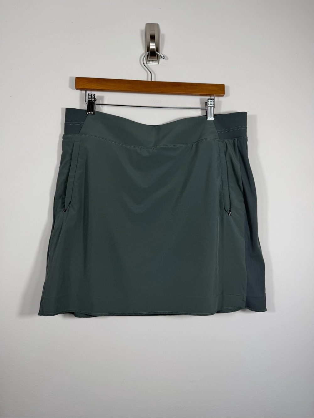 Athleta Green Performance Skort Built In Shorts Zip Pockets Size 14